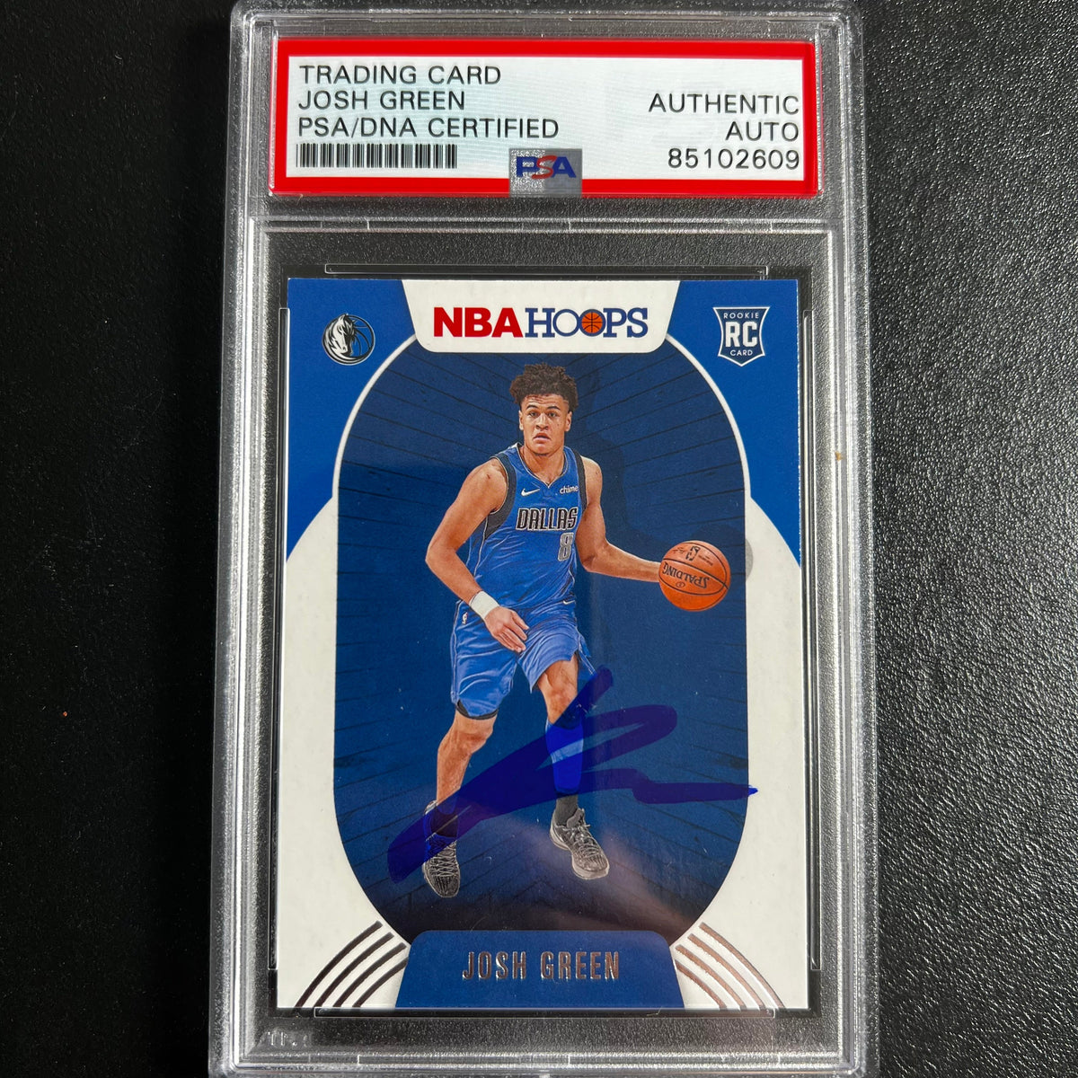 Front of Josh Green 2020-21 Hoops #212 signed card in PSA/DNA holder