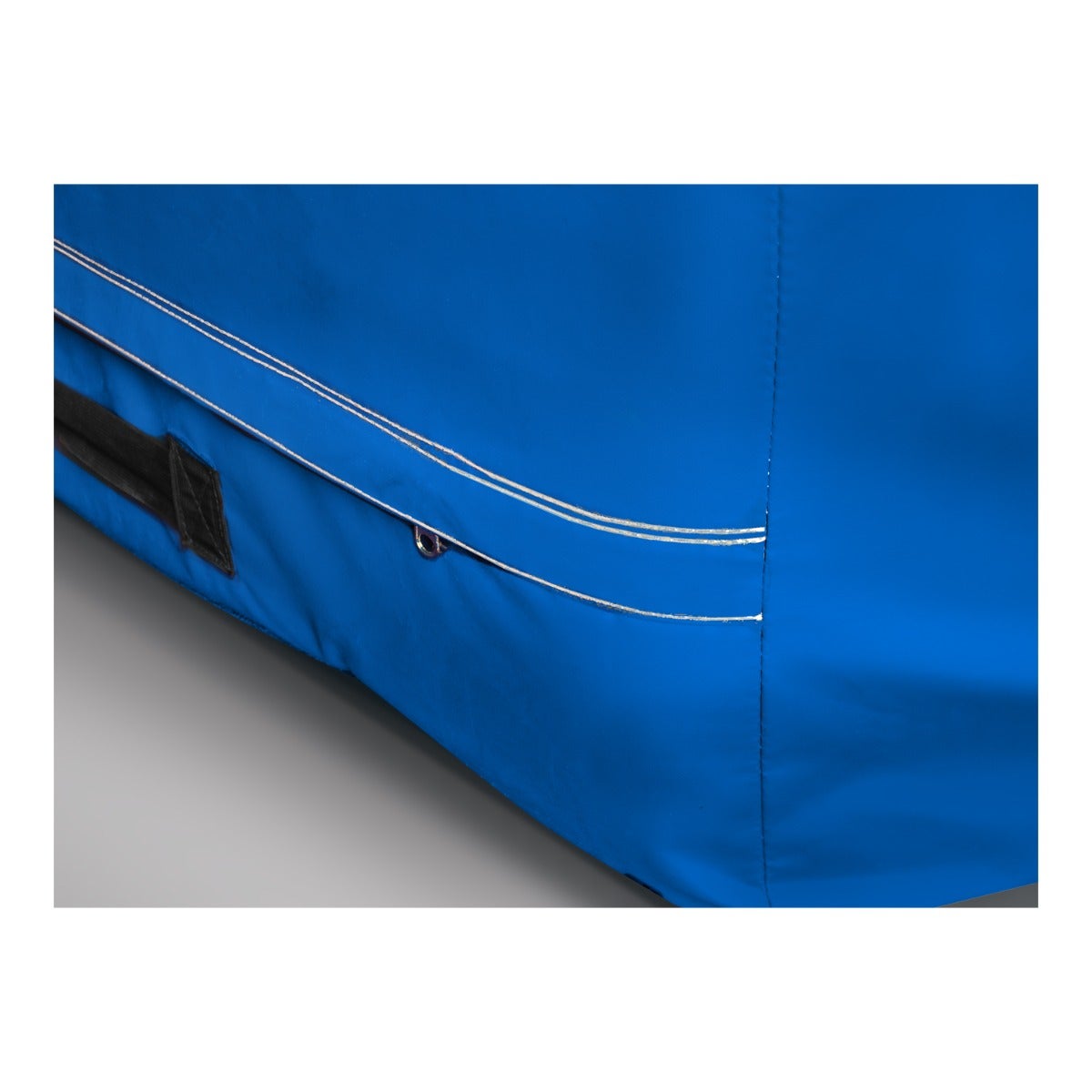 Gill Athletics G1 High Jump Landing System (18' X 10' X 26") Aesthetic and functional edge-to-edge top pad design eliminates spike contact with base units and unevenness at the edge of the pit. This Gill exclusive feature will increase the life of your new pit and improve safety near the edges